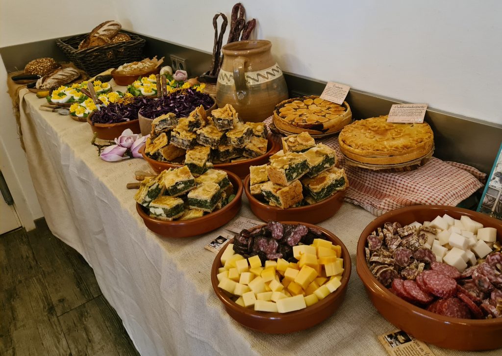 Een deel van het historisch buffet. 
O.a Romeinse gevulde eitjes, Casetoerte, Paddenstoelentoerte, Rauwe Salaet en Appelmoes.